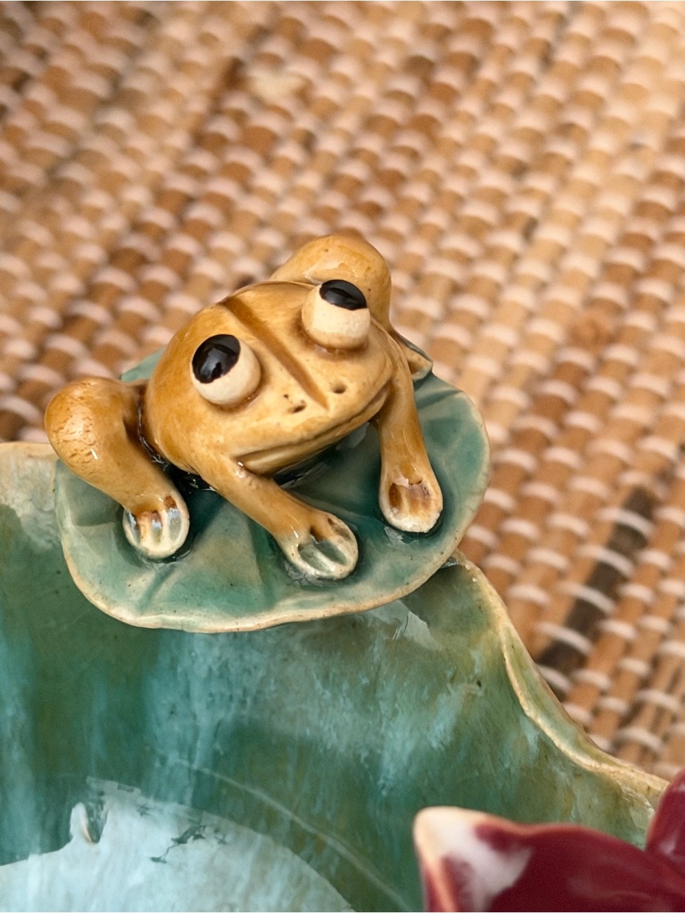 Vintage Majolica Style Lotus Bowl with Frog Accent - Picture 4 of 7